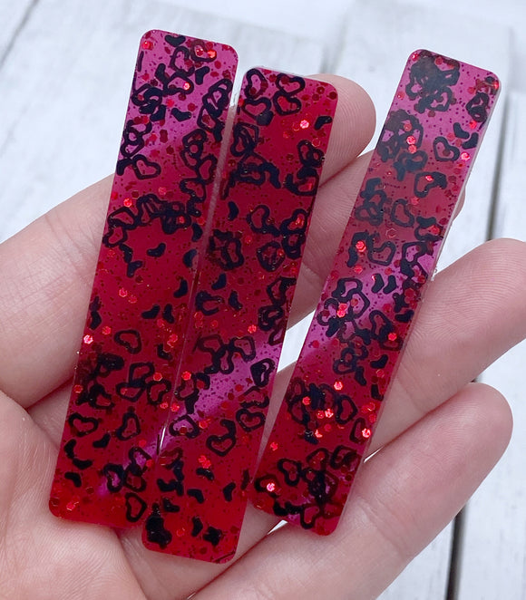 Red hearts resin clips