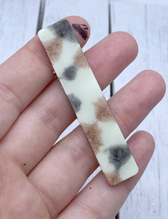 Cow resin clip