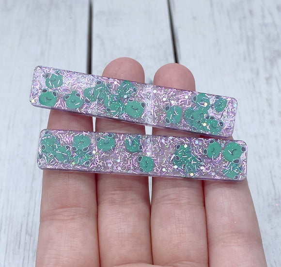 Kiss a frog resin hair clip